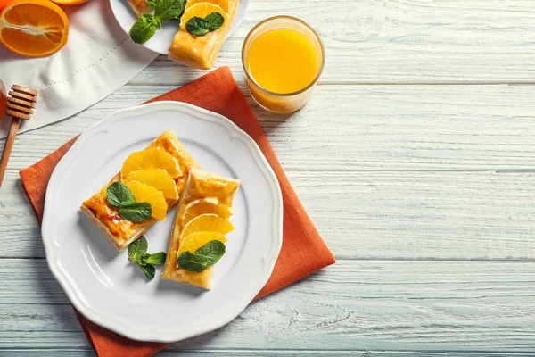 Puf böreği tatlı portakal ile — Stok fotoğraf