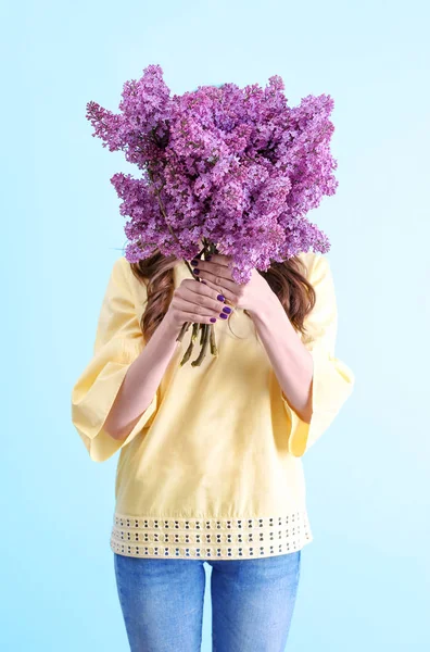 Mulher com buquê de lilás — Fotografia de Stock