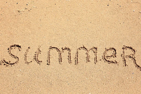 Wort Sommer am Strand geschrieben — Stockfoto