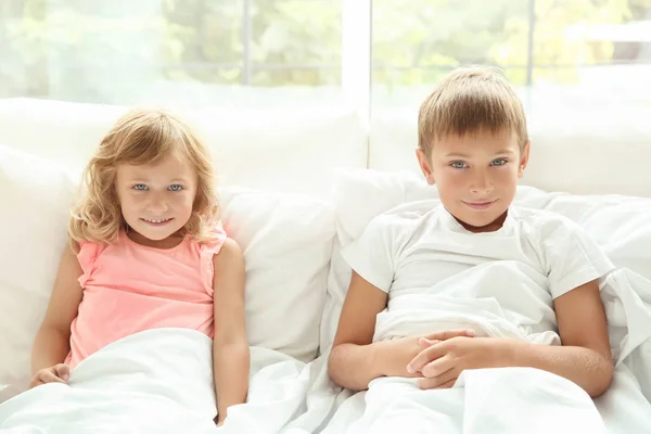 小男孩和女孩的画像在床 — 图库照片
