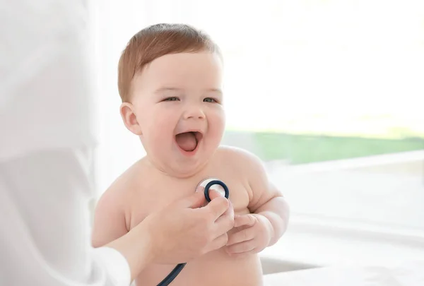 Médico examinando pequeño bebé —  Fotos de Stock