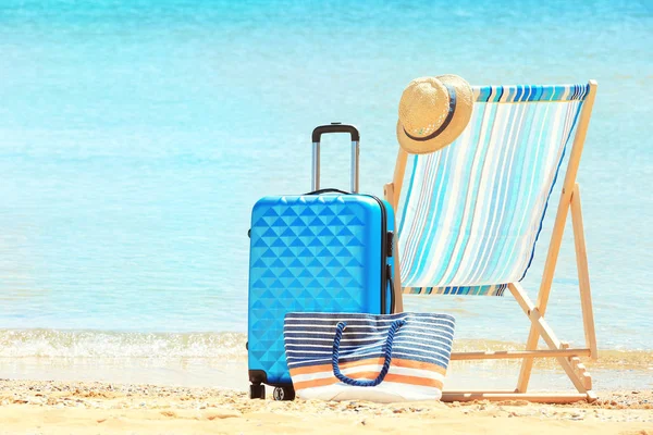 Packead bőrönd és strand szék — Stock Fotó