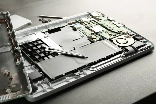 Демонтированный ноутбук с инструментами — стоковое фото