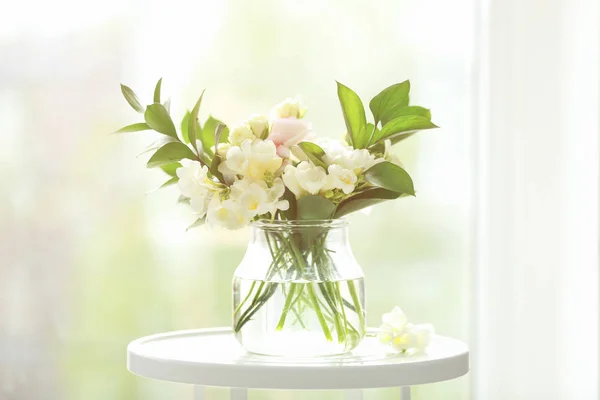 Beau bouquet de fleurs blanches freesia — Photo