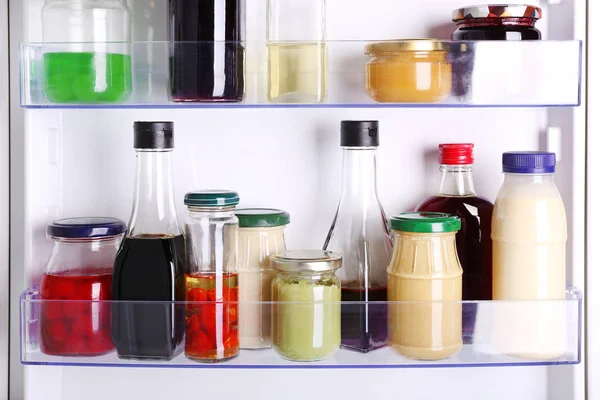 Различные соусы в холодильнике — стоковое фото