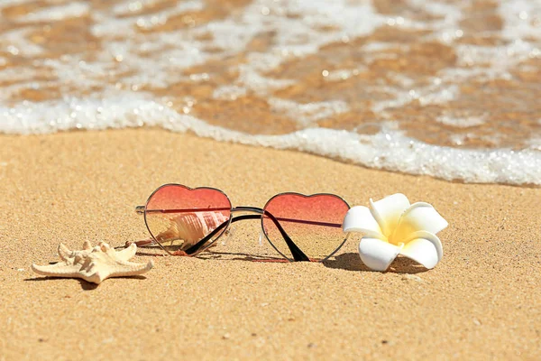 Sunglasses and starfish on sand — Stock Photo, Image