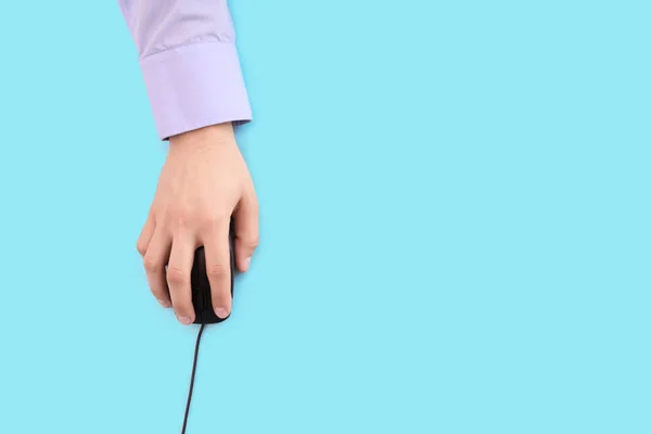 Чоловіча рука з комп'ютерною мишею — стокове фото