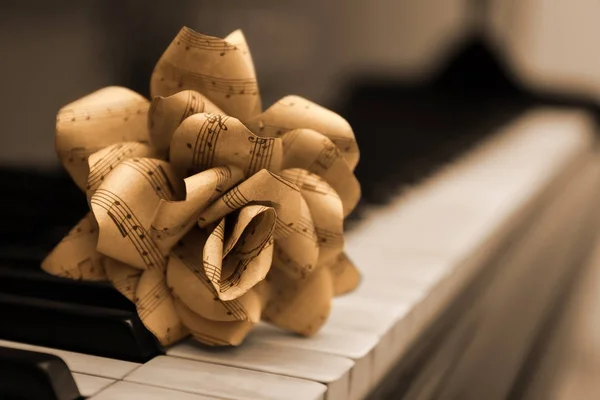 Rose vyrobena z hudební poznámky — Stock fotografie