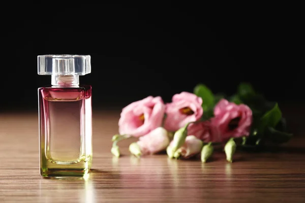 Růžový parfémy láhev — Stock fotografie