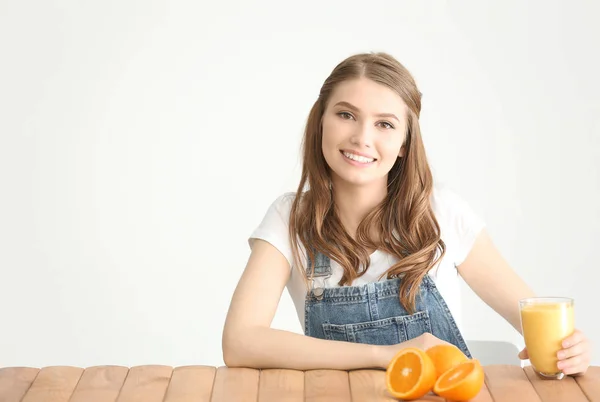 Jovem mulher com saudável delicioso smoothie — Fotografia de Stock