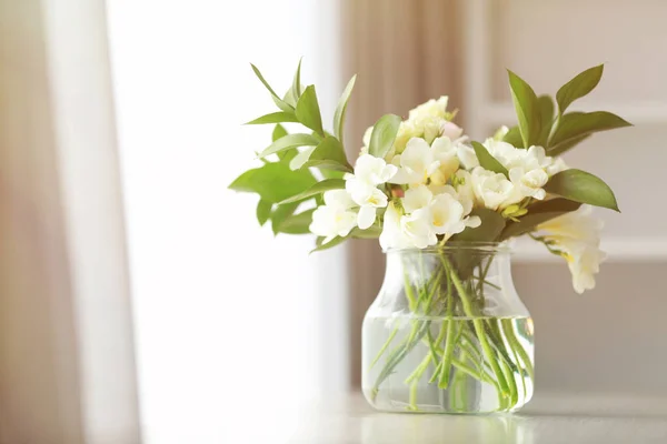 Mooi boeket met witte fresia's bloemen — Stockfoto