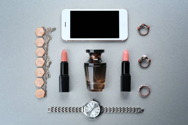 Accesorios con cosméticos y teléfono —  Fotos de Stock