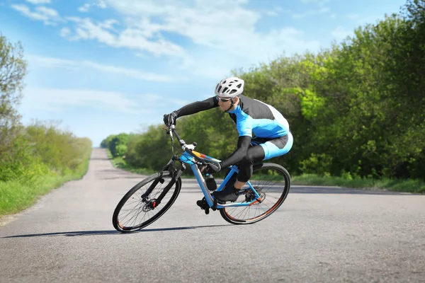 Sportlicher Radfahrer auf dem Fahrrad — Stockfoto