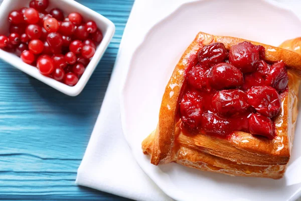 Heerlijke gebakjes met kersen en cranberry — Stockfoto