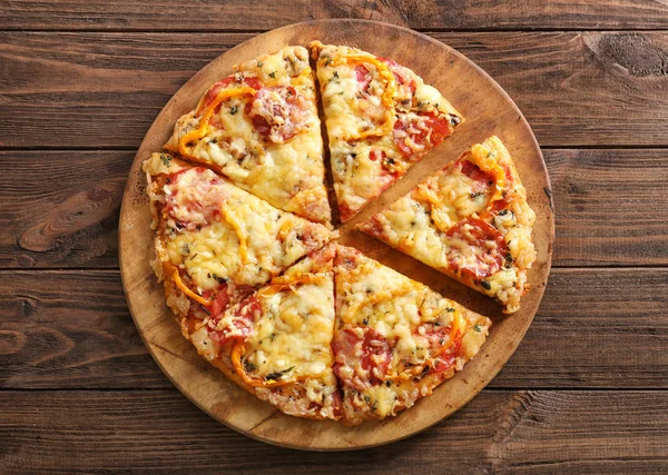 Płyta z pysznej pizzy — Zdjęcie stockowe