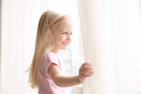 Menina cortinas de abertura — Fotografia de Stock