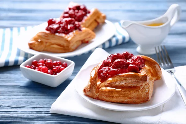 Deliciosos doces com cereja e cranberry — Fotografia de Stock