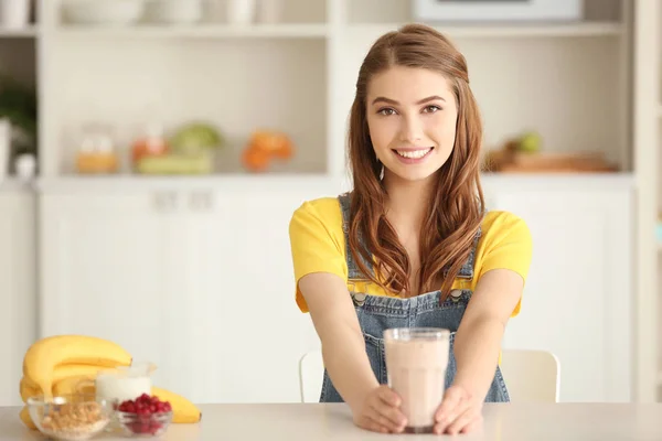 Γυναίκα με υγιείς νόστιμο smoothie — Φωτογραφία Αρχείου