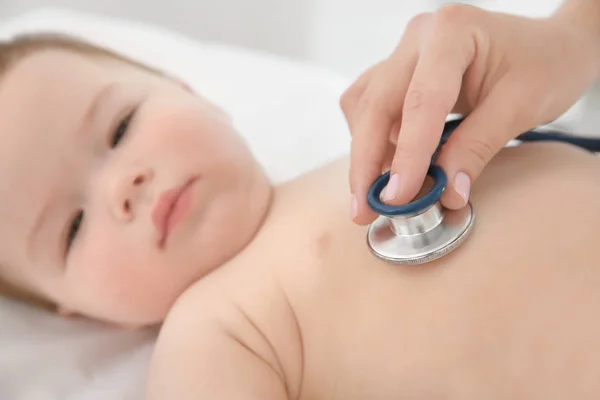 Docteur examinant le petit bébé — Photo