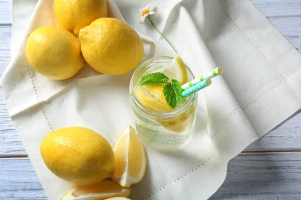 Zusammensetzung mit kaltem Zitronenwasser — Stockfoto