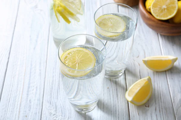 Brýle s vodou studenou citron — Stock fotografie