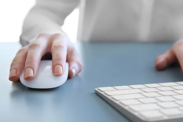 Ženské ruce s počítačovou myš — Stock fotografie