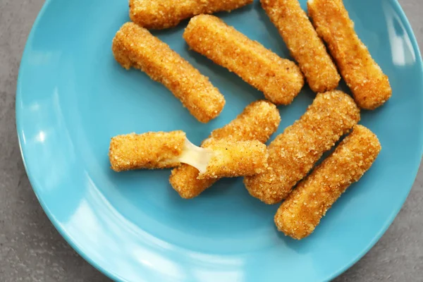 Assiette avec bâtonnets de fromage — Photo