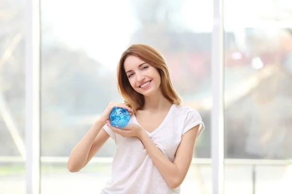 Vrouw bedrijf piggy bank — Stockfoto