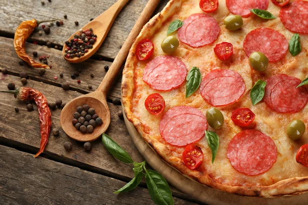 Vynikající pizza se salámem — Stock fotografie