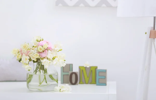 Buquê com flores brancas freesia — Fotografia de Stock