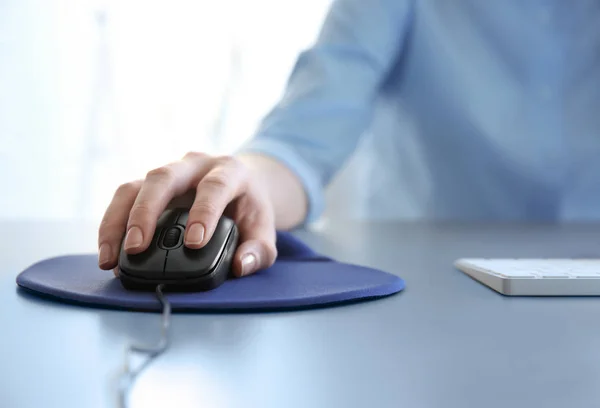 Vrouwelijke hand vasthouden van computermuis — Stockfoto