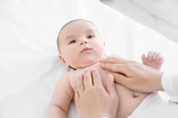 Médico examinando pequeño bebé — Foto de Stock