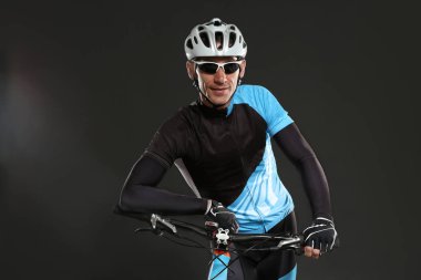 Genç sportif bisikletçi bisiklet ile