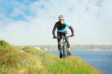 Sportif bisikletçi binicilik bisiklet