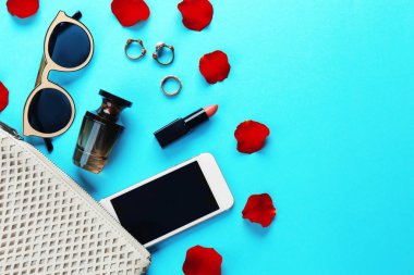 Parfüm şişesi ile kozmetik çantası 