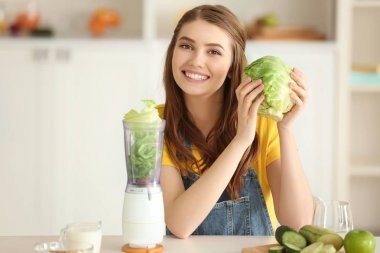 Kadın hazırlanıyor yeşil smoothie