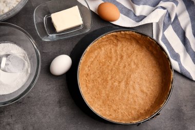 Ev yapımı peynirli kek için malzemeler 