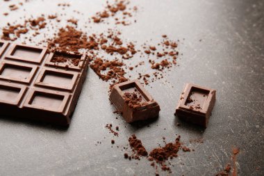 Kırık çikolata parçaları