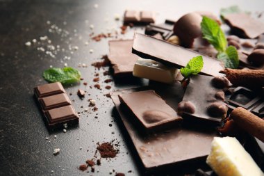 Kırık çikolata parçaları