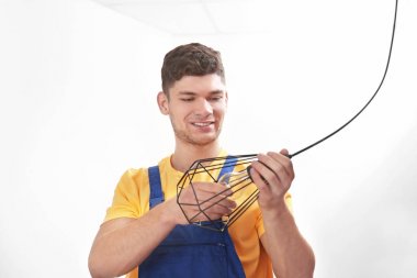 Elektrikçi değişen elektrik ışık ampul 