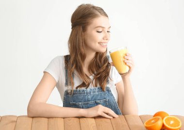 kadın içki sağlıklı güler yüzlü