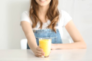 sağlıklı güler yüzlü lezzetli olan kadın