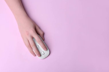 bilgisayar mouse tutan el 