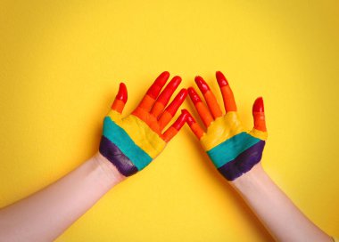 Boyalı ellerle lezbiyen çift