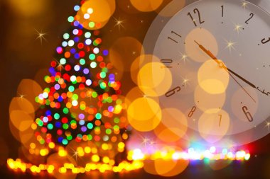 Tatil kutlaması için geri sayım. Saat ve arka plan bulanık Noel ağacına