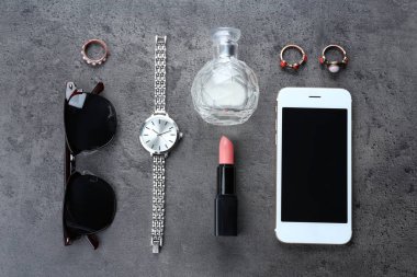 kozmetik ve telefon ile fer'î