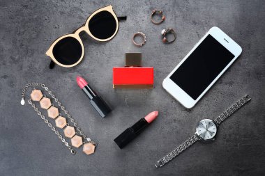 kozmetik ve telefon ile fer'î