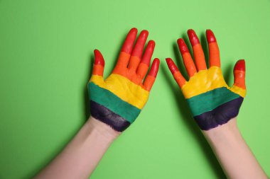 Boyalı ellerle lezbiyen çift