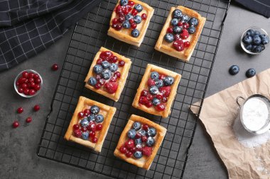 puf böreği tatlı çilek ile