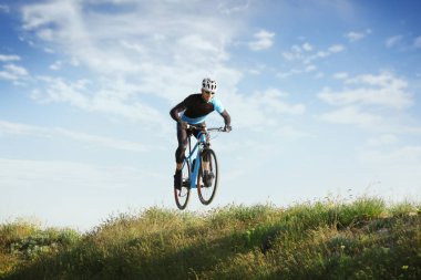Sportif bisikletçi binicilik bisiklet